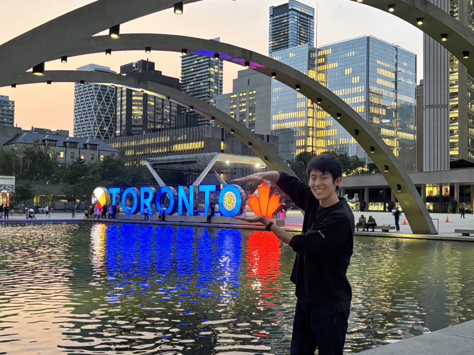 トロント市庁舎前の TORONTO サインの前で