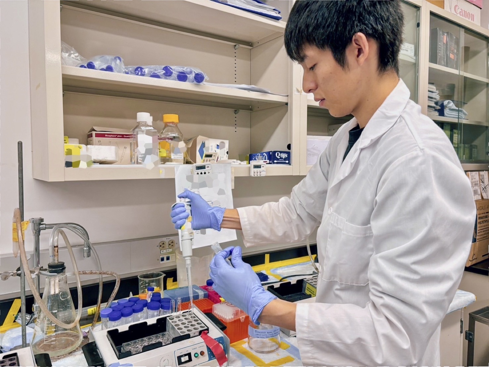 トロント大学薬学部の研究室で実験する大塚さん